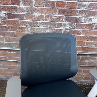 POPPIN MAX TASK CHAIR Mid Back White & Dark Gray 