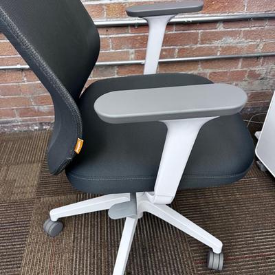 POPPIN MAX TASK CHAIR Mid Back White & Dark Gray 