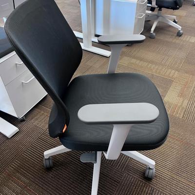 POPPIN MAX TASK CHAIR Mid Back White & Dark Gray 