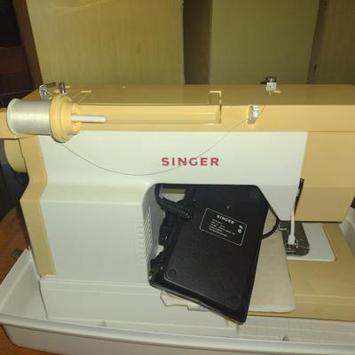 Singer Sewing Machine with Carry Case