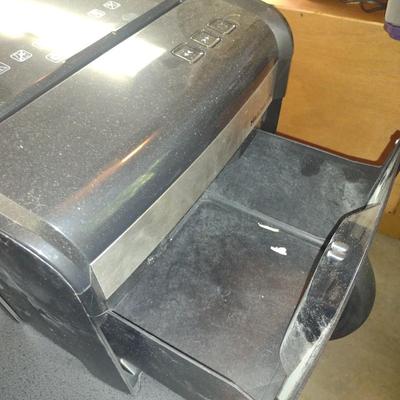 Staples Mailmate Paper Shredder