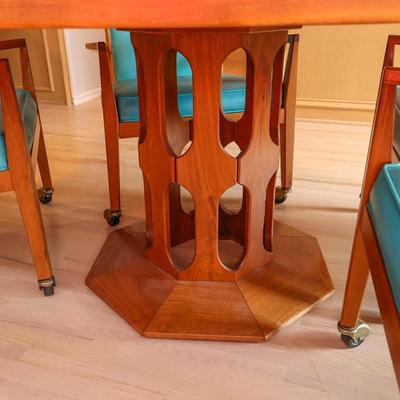 Lot 5: Beautiful Mid Century Modern Round Gaming Table with Chairs