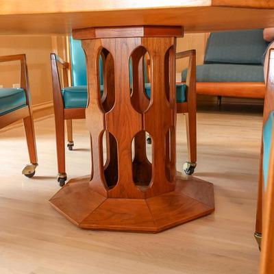 Lot 5: Beautiful Mid Century Modern Round Gaming Table with Chairs
