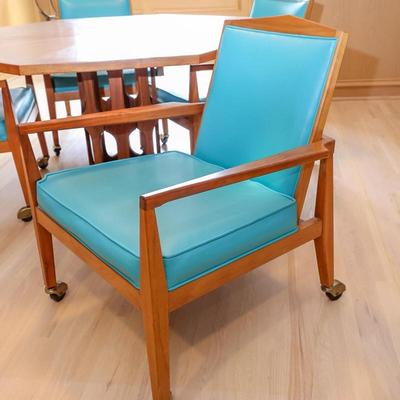 Lot 5: Beautiful Mid Century Modern Round Gaming Table with Chairs