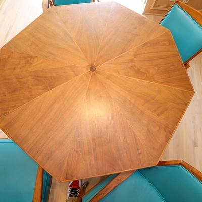 Lot 5: Beautiful Mid Century Modern Round Gaming Table with Chairs