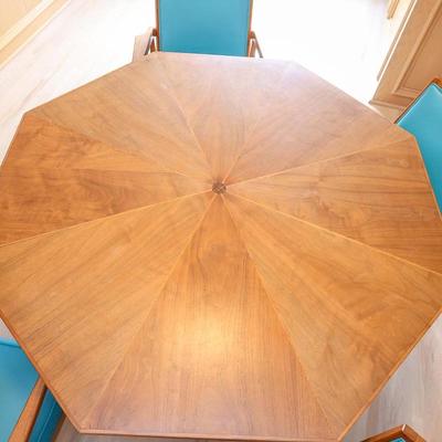 Lot 5: Beautiful Mid Century Modern Round Gaming Table with Chairs