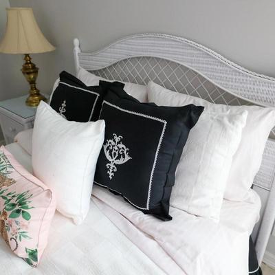 Lot 12: Lexington Wicker Bedroom Set