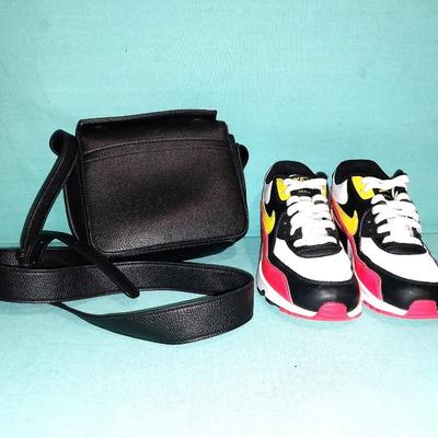 LADIES NIKE 5 1/2 SHOES AND "A NEW DAY" HANDBAG