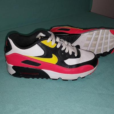 LADIES NIKE 5 1/2 SHOES AND "A NEW DAY" HANDBAG