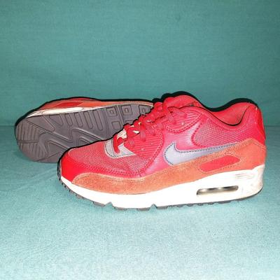 TWO LADIES NIKES SIZE 6 1/2