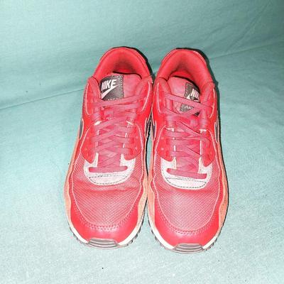 TWO LADIES NIKES SIZE 6 1/2