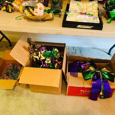 MARDI GRAS Table Lot