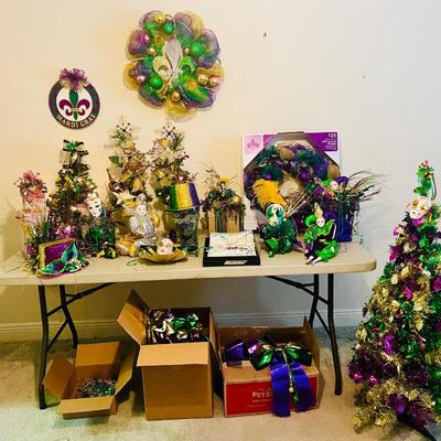 MARDI GRAS Table Lot