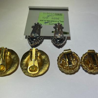 3-Vintage Pair of Clip-on Fashion Earrings in Very Good Preowned Condition.