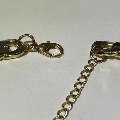 Vintage Preowned QUEEN Gold-tone Fashion Link Necklace 19-22" Adjustable in VG Condition as Pictured.