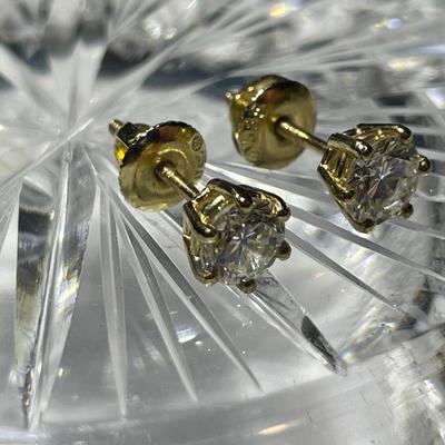 Superb 1/2 Carat T.W. Diamond Stud Earrings Mounted in 14K Yellow Gold (SI/VS Quality Clean Eye Diamonds) 6-Prong Screw Backs.