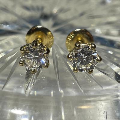 Superb 1/2 Carat T.W. Diamond Stud Earrings Mounted in 14K Yellow Gold (SI/VS Quality Clean Eye Diamonds) 6-Prong Screw Backs.