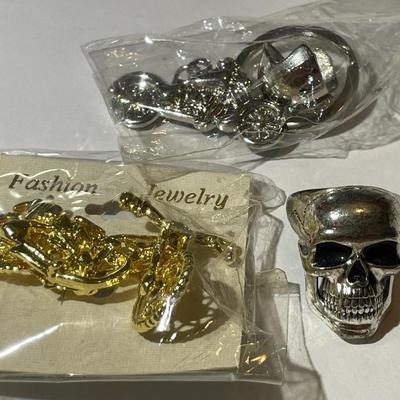 Vintage Motorcycle Fashion Jewelry Pin, Keychain, & Skull Ring Size 13.25 in Good Preowned Condition.