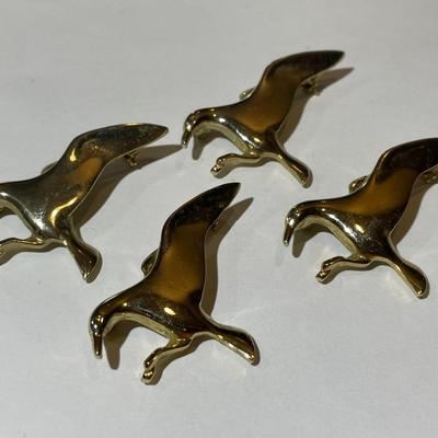 4-Vintage Ducks/Seagulls Fashion Pins/Brooches in Very Good Preowned Condition as Pictured.