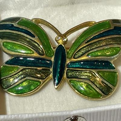 Vintage Enameled Butterfly Fashion Pin/Brooch in Very Good Preowned Condition.