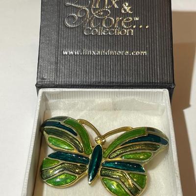 Vintage Enameled Butterfly Fashion Pin/Brooch in Very Good Preowned Condition.