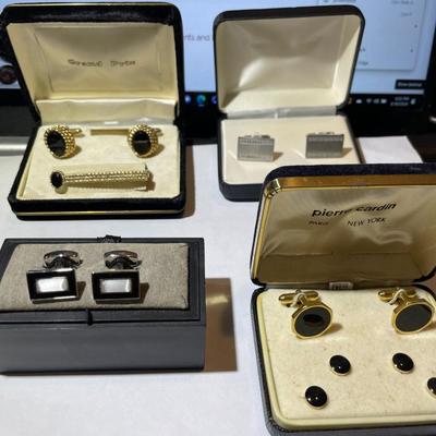 4-Vintage Pair of Name Brand Designer Cufflinks in VG Preowned Condition as Pictured.