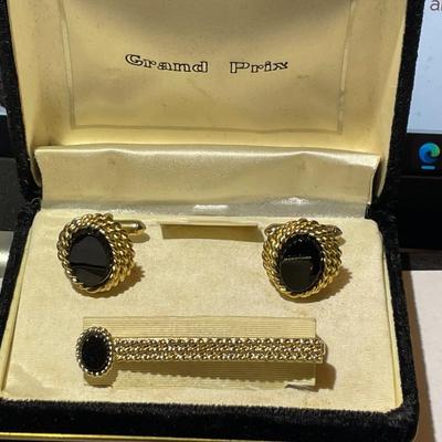 4-Vintage Pair of Name Brand Designer Cufflinks in VG Preowned Condition as Pictured.