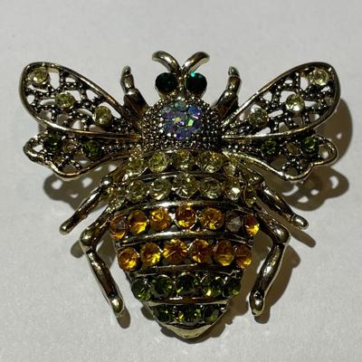 Vintage Rhinestone Bee Pin/Brooch in VG Preowned Condition from an Estate.