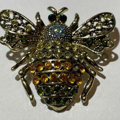 Vintage Rhinestone Bee Pin/Brooch in VG Preowned Condition from an Estate.