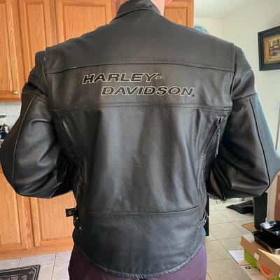 Harley Davidson Heavy XL Leather Motorcycle Jacket w/Zipper Lining in Newer Never Worn Condition.