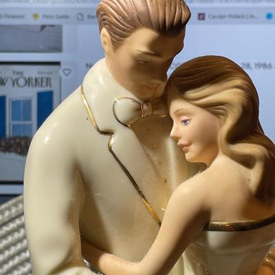 Lenox Bride / Groom Making Memories Figurine / Cake Topper Ivory 24k Gold Accents 8.75" Tall in VG Preowned Condition.