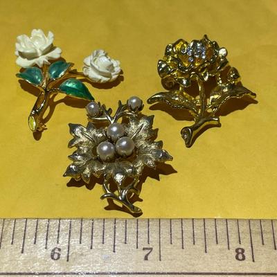 3-Vintage Fashion Pin/Brooch Pieces in Good Preowned Condition as Pictured.