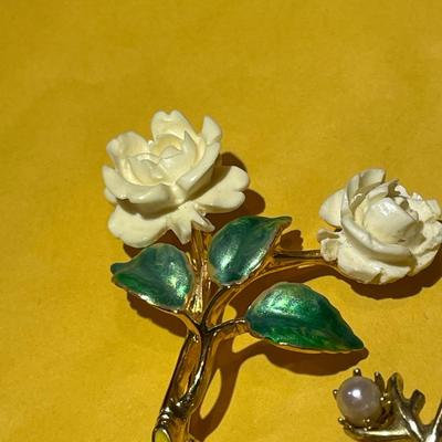 3-Vintage Fashion Pin/Brooch Pieces in Good Preowned Condition as Pictured.