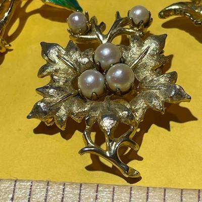 3-Vintage Fashion Pin/Brooch Pieces in Good Preowned Condition as Pictured.