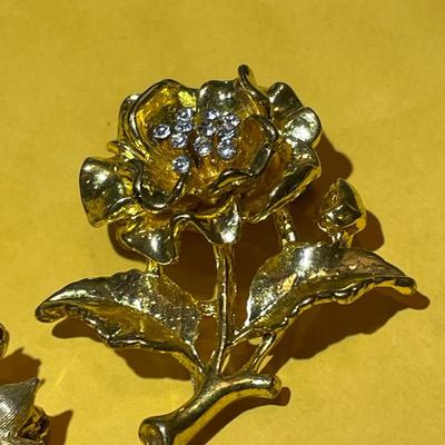 3-Vintage Fashion Pin/Brooch Pieces in Good Preowned Condition as Pictured.