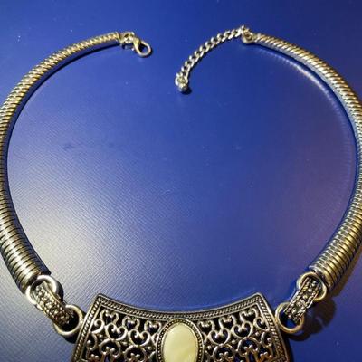 Vintage Fashion Elephant 16"/Adjustable Necklace in Good Preowned Condition.