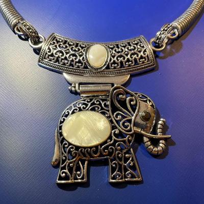 Vintage Fashion Elephant 16"/Adjustable Necklace in Good Preowned Condition.