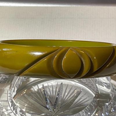 Vintage BAKELITE 5/8" Wide Standard Size 7" Bangle Bracelet in Good Preowned Condition.