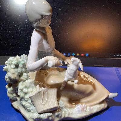 Lladro Porcelain Figurine "Little Bo Peep" 7" x 7.25" in Good Preowned Condition No Original Box.