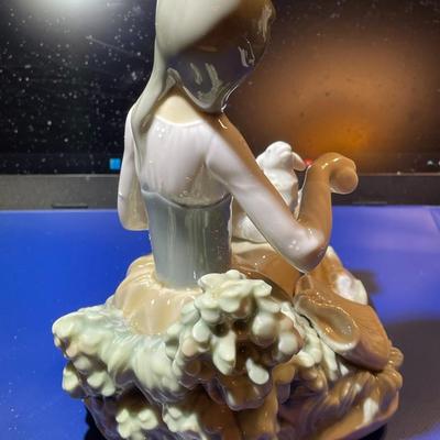 Lladro Porcelain Figurine "Little Bo Peep" 7" x 7.25" in Good Preowned Condition No Original Box.