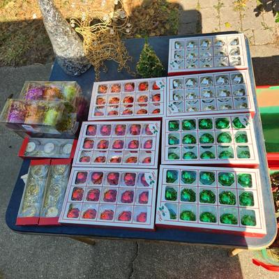 2 Totes Christmas Decorations , Ornaments, wreaths 7 More