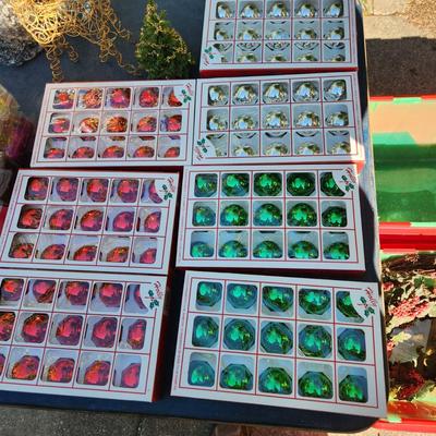 2 Totes Christmas Decorations , Ornaments, wreaths 7 More