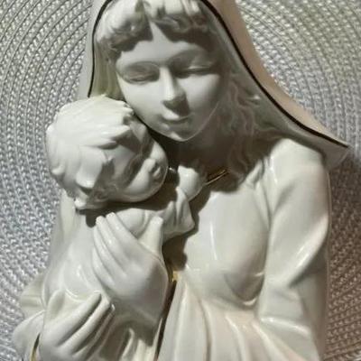 Mikasa Porcelain Madonna and Child Figurine #FK001-950 7" Tall in Good Preowned Condition.