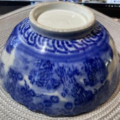 Vintage Asian Style Flow Blue Porcelain Bowl 7" Diameter in VG Preowned Condition.