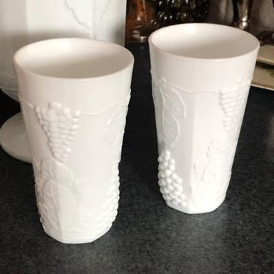 Indiana Colony Harvest w/Grapes Pitcher w/4 Tumblers, Milk Glass Pitcher in VG Preowned Condition.
