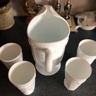 Indiana Colony Harvest w/Grapes Pitcher w/4 Tumblers, Milk Glass Pitcher in VG Preowned Condition.