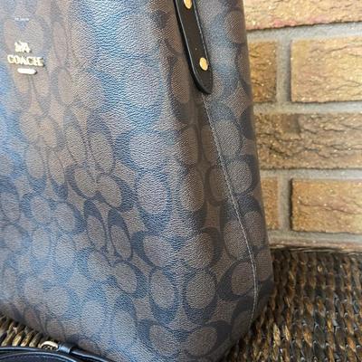 COACH New York Signature Bag with Gold Tag