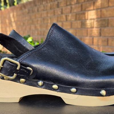 Earth Black Clogs with Stud Finish