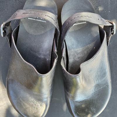 Earth Black Clogs with Stud Finish