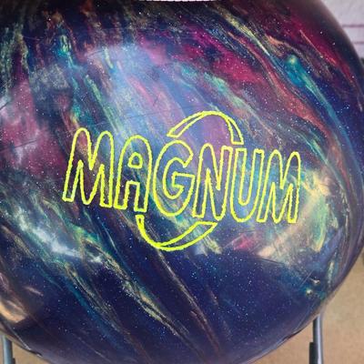 Gyro Magnum Bowling Ball with Bag